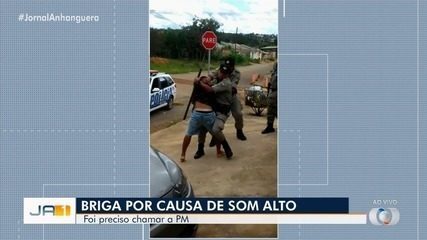 Captura de tela de televisão com notícia sobre violẽncia causada por música alta