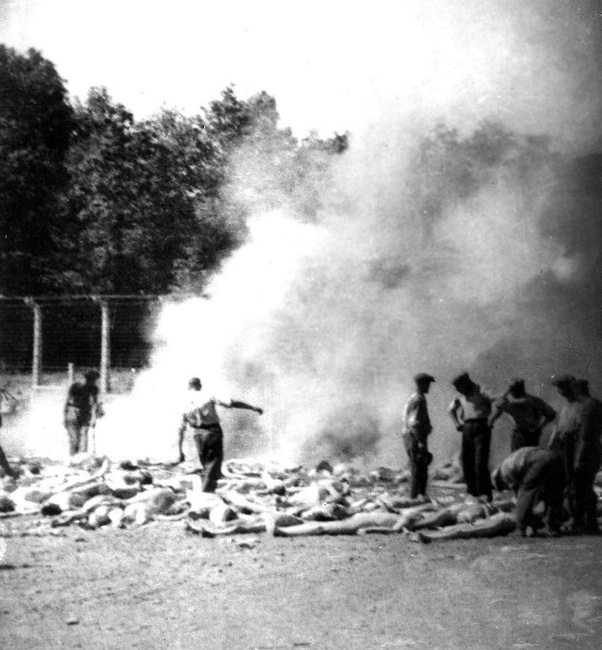 Cremação ao ar livre de cadáveres de vítimas de um campo de concentração