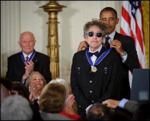 Dylan recebe medalha de Obama.